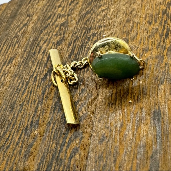 Vintage MCM jadeite oval stone  gold tone tie tack pin - Picture 2 of 6